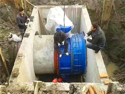 广西柳林城市地下管道系统工程安装伸缩器现场.jpg